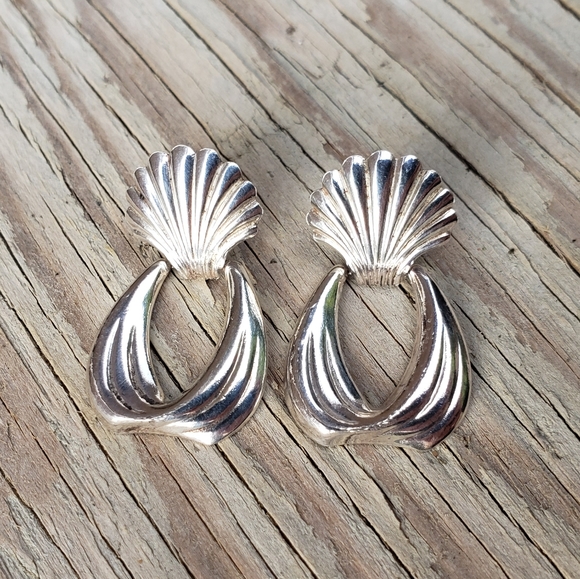 Botticelli Venus Sterling Silver Clamshell Earrings - Picture 1 of 4